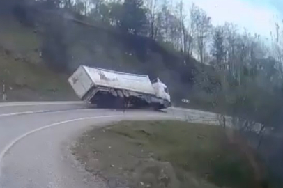 Virajı alamayan tır devrildi, sürücü yaralandı