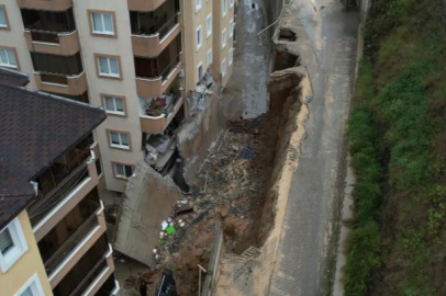 Bursa’da korkutan göçük havadan görüntülendi...Balkonlar yıkıldı, araçlar enkaz altında