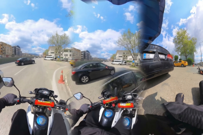 Motosiklet otomobile çarptı... O anlar kask kamerasına yansıdı
