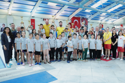 Osmangazi Yüzme Şenliği’nde Kazananlar Kupalarını Aldı