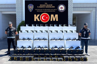 Bir minibüs dolusu silah ve malzemeleri ele geçirildi