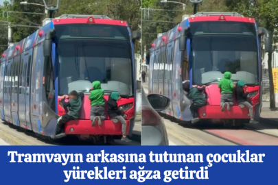 Tramvayın arkasına tutunan çocuklar yürekleri ağza getirdi
