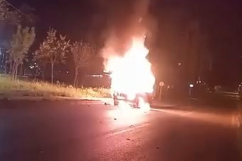 Otomobil gece yarısı alevlere teslim oldu, kullanılamaz hale geldi