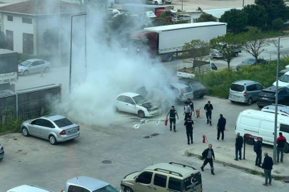 Otoparktaki otomobil, alev topuna döndü ​