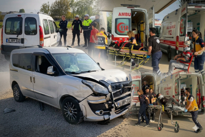 Bursa'da iki araç çarpıştı: 3 kişi yaralandı