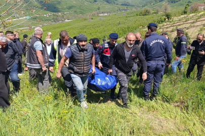Emekli polis devrilen traktörün altında can verdi