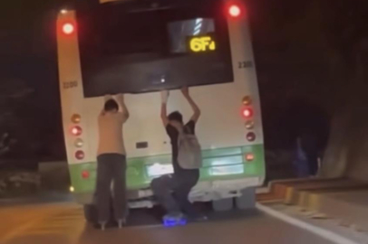 Ölümüne yolculuk! Bursa’da patenli gençler trafiği tehlikeye attı