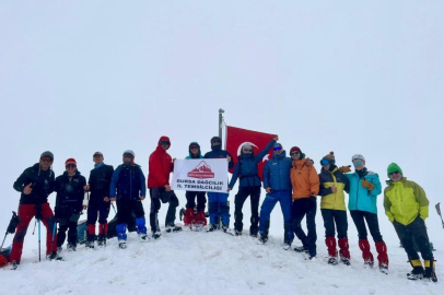 Uludağ’da mayısta kar sürprizi: 2 metre karda Türk bayrağı dalgalandı